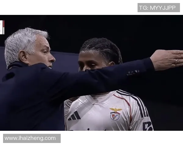 足总杯激战：那不勒斯与波尔图1比1平乌龙球引发争议判罚全场沸腾